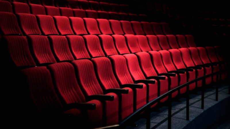 Zawirowania w Teatrze Nowym – oskarżenia o manipulacje finansowe i reakcja dyrektora