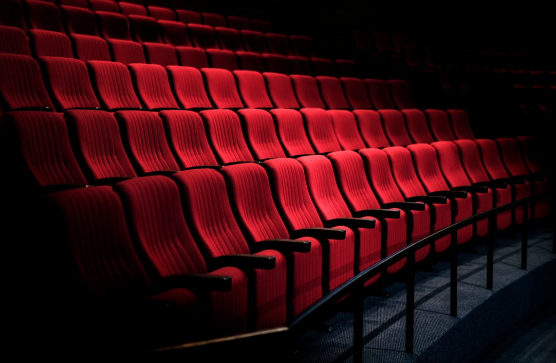 Zawirowania w Teatrze Nowym – oskarżenia o manipulacje finansowe i reakcja dyrektora