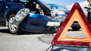 Wypadek komunikacyjny w Luboniu – samochód osobowy zderzył się z motocyklem. Uwaga, utrudnienia!