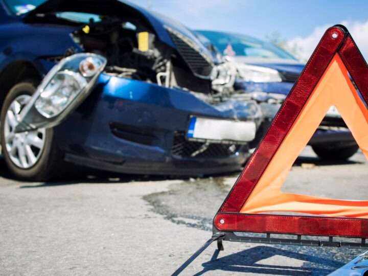 Wypadek komunikacyjny w Luboniu – samochód osobowy zderzył się z motocyklem. Uwaga, utrudnienia!