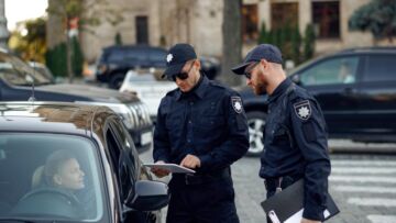 Interwencja policji przy ul. Świętego Antoniego w Poznaniu wobec psa zamkniętego w rozgrzanym aucie