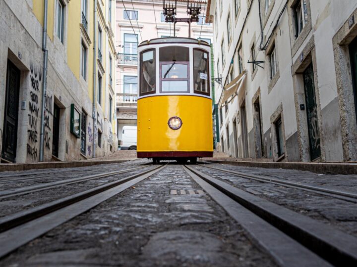 Wstrzymanie ruchu tramwajów na Placu Wiosny Ludów z powodu upadku pasażerki