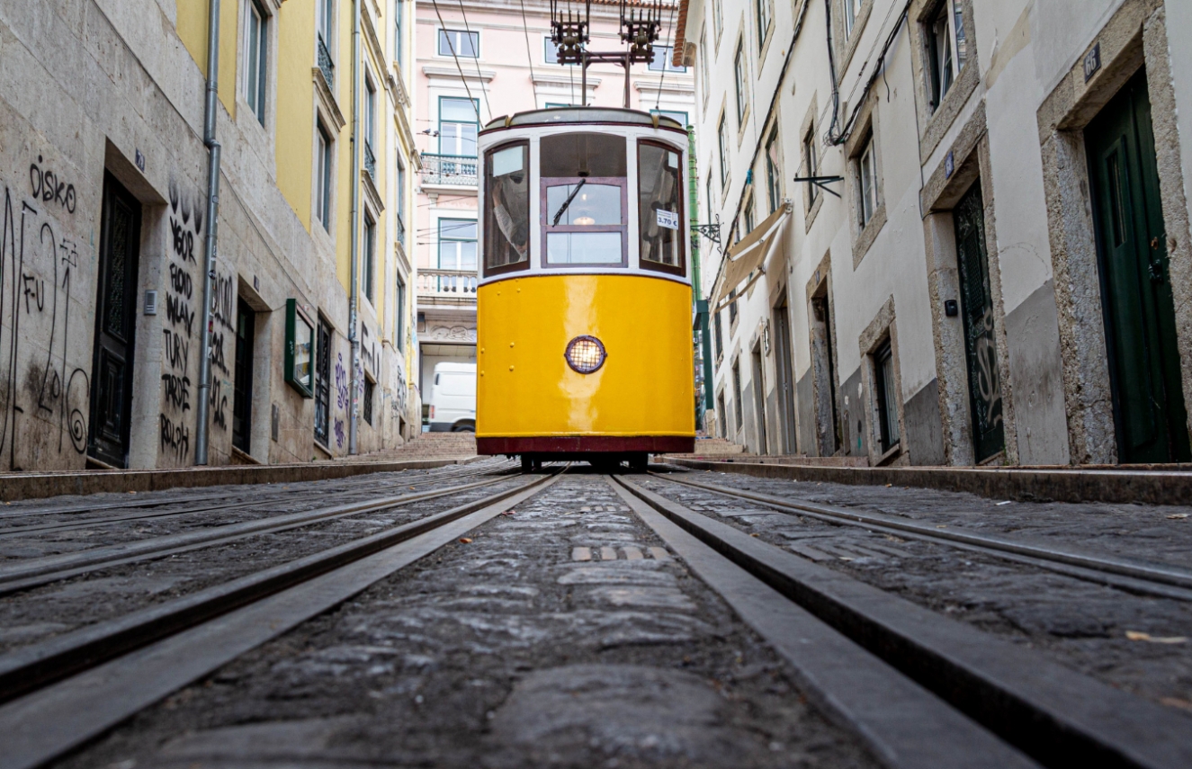 Wstrzymanie ruchu tramwajów na Placu Wiosny Ludów z powodu upadku pasażerki