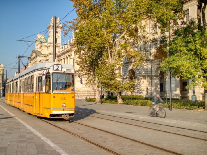 Zdarzenie w tramwaju: pasażer traci równowagę i doznaje upadku