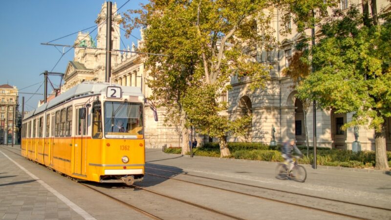 Zdarzenie w tramwaju: pasażer traci równowagę i doznaje upadku