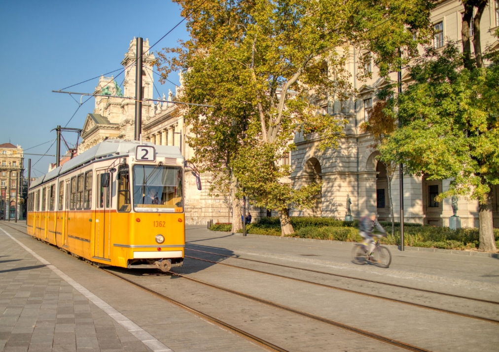 Zdarzenie w tramwaju: pasażer traci równowagę i doznaje upadku