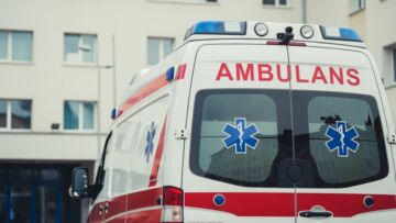 Policja w Luboniu wybija szybę w BMW, by uratować psa w upale