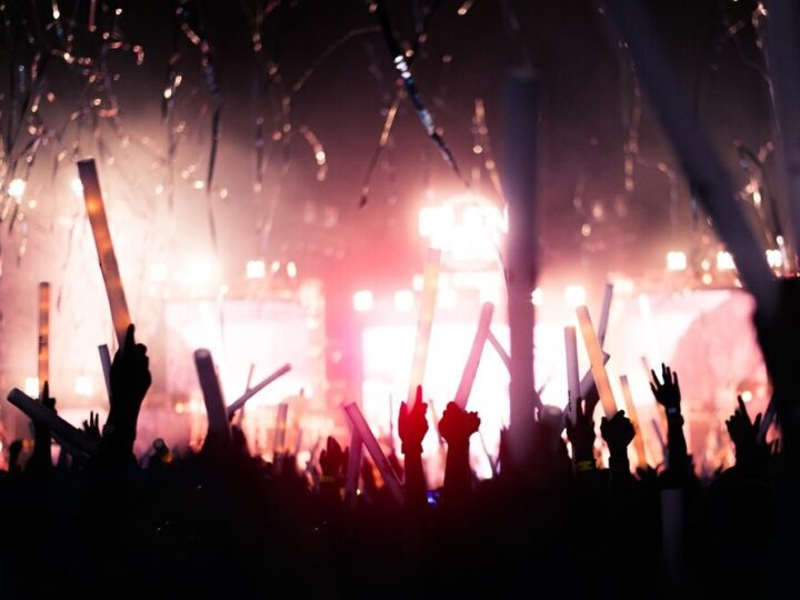 Radość z nieba: Kolędy w magicznym wykonaniu Duetu WSPAK w Dworze Skrzynki!