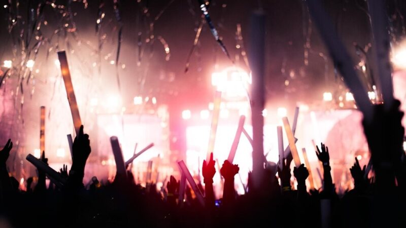 Radość z nieba: Kolędy w magicznym wykonaniu Duetu WSPAK w Dworze Skrzynki!