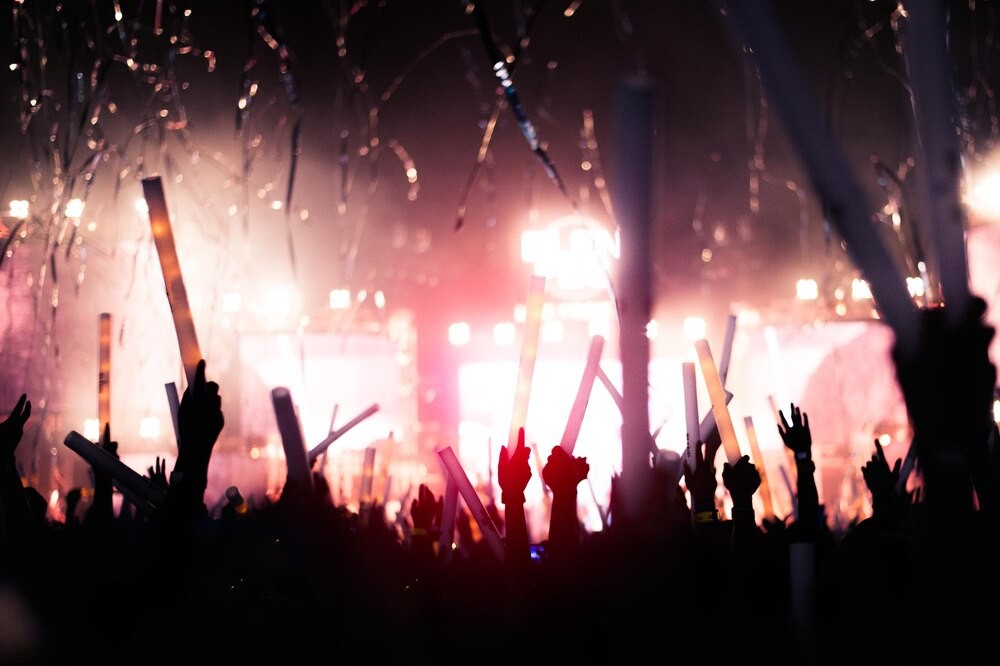 Radość z nieba: Kolędy w magicznym wykonaniu Duetu WSPAK w Dworze Skrzynki!