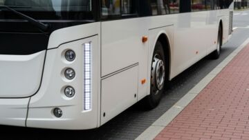 Hybrydowy autobus w Komornikach – ekologiczne innowacje na drogach!