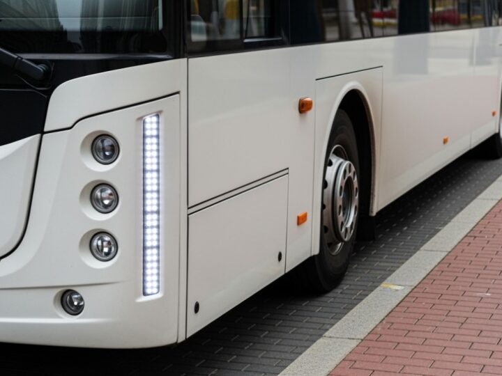 Hybrydowy autobus w Komornikach – ekologiczne innowacje na drogach!