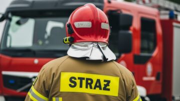 OSP Mosina w akcji: Bohaterskie gaszenie pożaru hali w Tarnowie Podgórnym