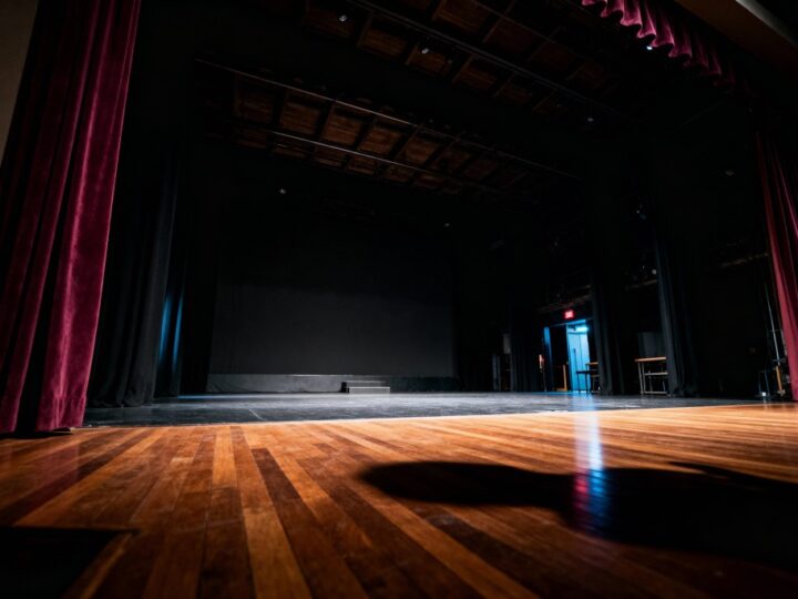 Wspólny wieczór z Babcią i Dziadkiem na spektaklu „Jeszcze wino niedopite” w Puszczykowie