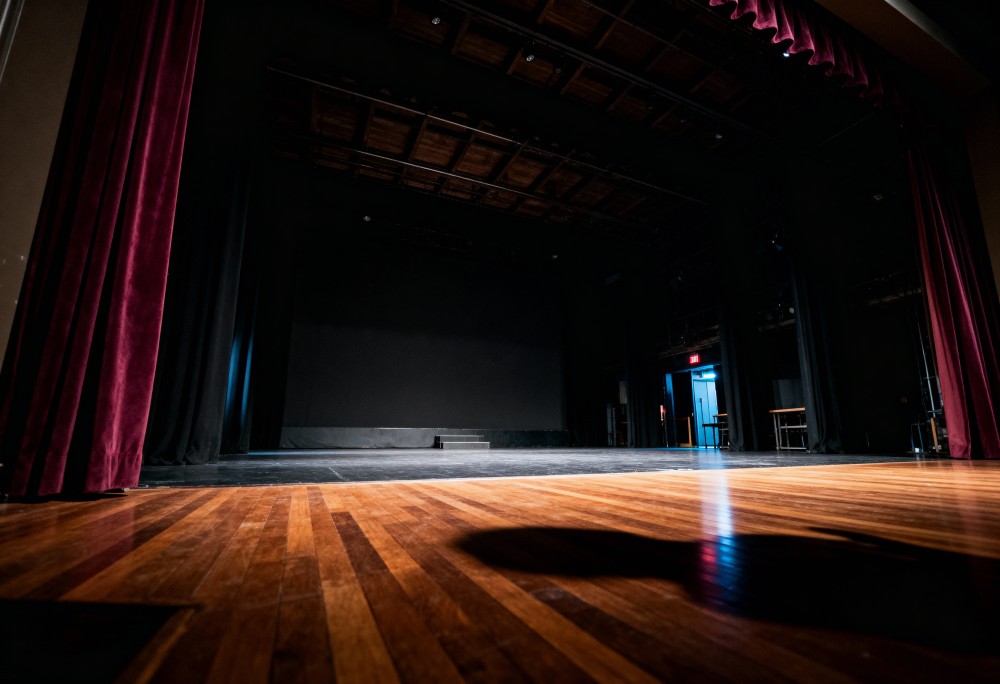 Wspólny wieczór z Babcią i Dziadkiem na spektaklu „Jeszcze wino niedopite” w Puszczykowie