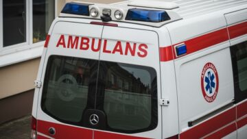 Zachowaj ostrożność na torach: odkryj znaczenie żółtej naklejki PKP!