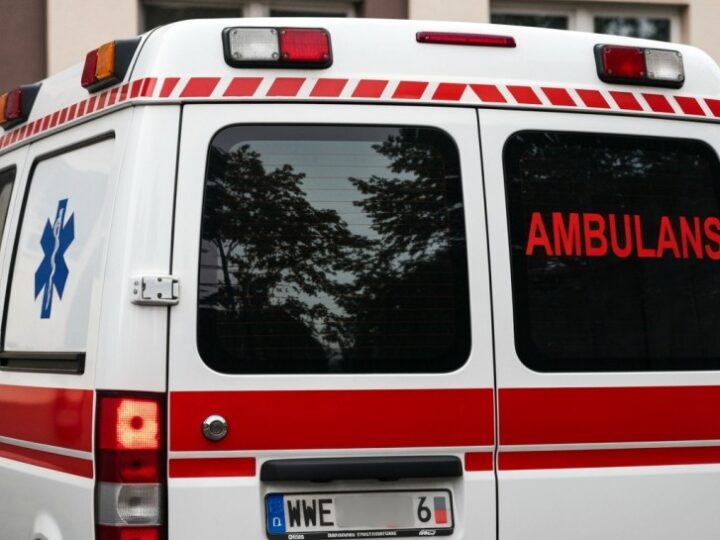 Wolsztyn: Policjanci ratują kierowcę uwięzionego w aucie