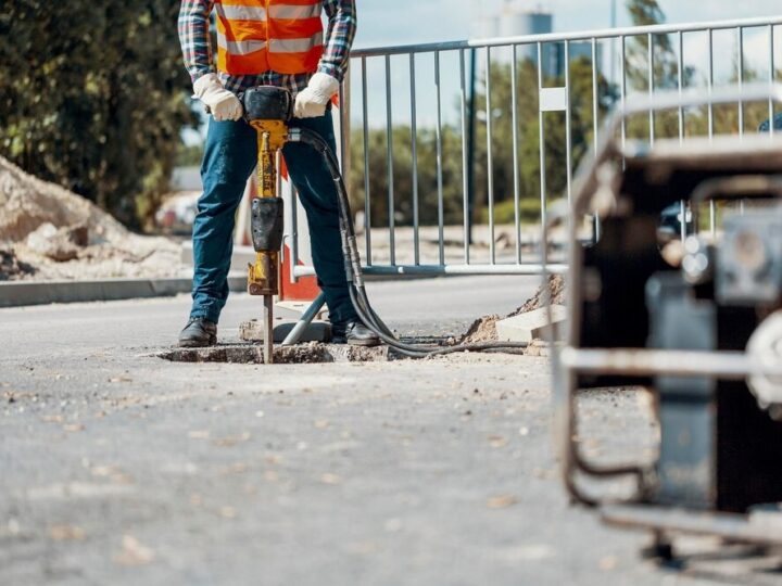 Utrudnienia drogowe w Komornikach z powodu budowy ścieżki i kanalizacji