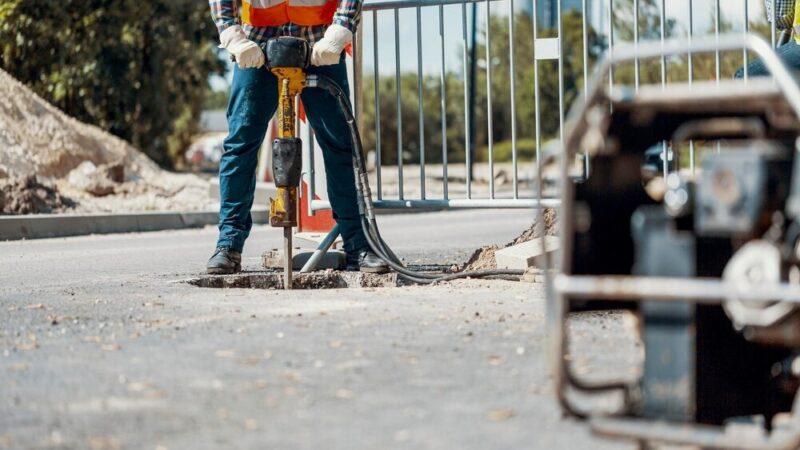 Utrudnienia drogowe w Komornikach z powodu budowy ścieżki i kanalizacji