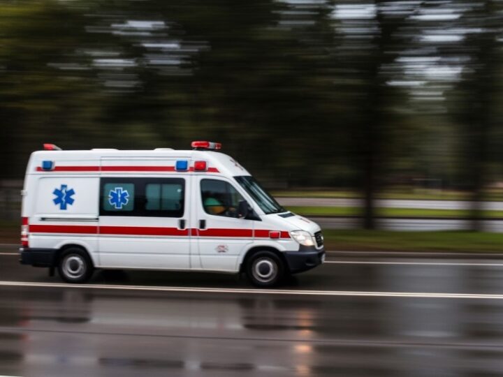 Chemiczne zagrożenie w Plewiskach: odpady w rzece Wirynce budzą niepokój